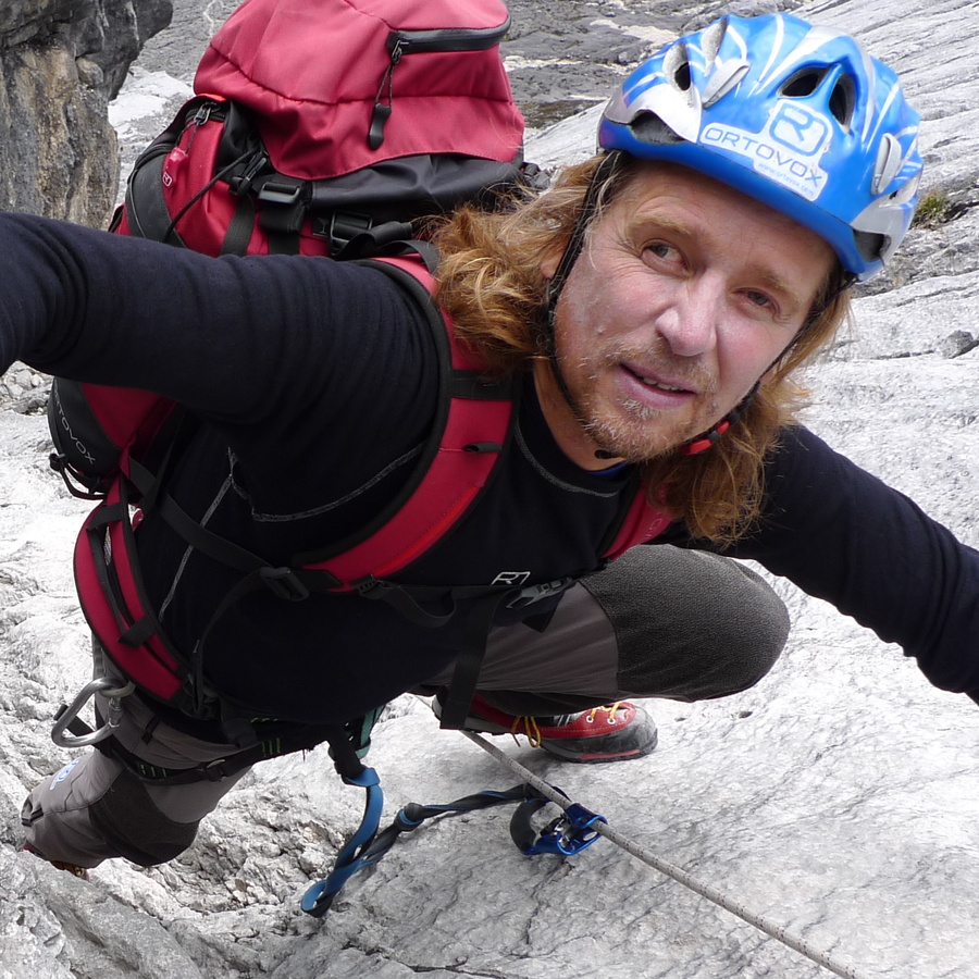 Auf dem Bild sehen Sie Andy Holzer, Blind Climber am Felsen