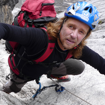 Auf dem Bild sehen Sie Andy Holzer, Blind Climber am Felsen