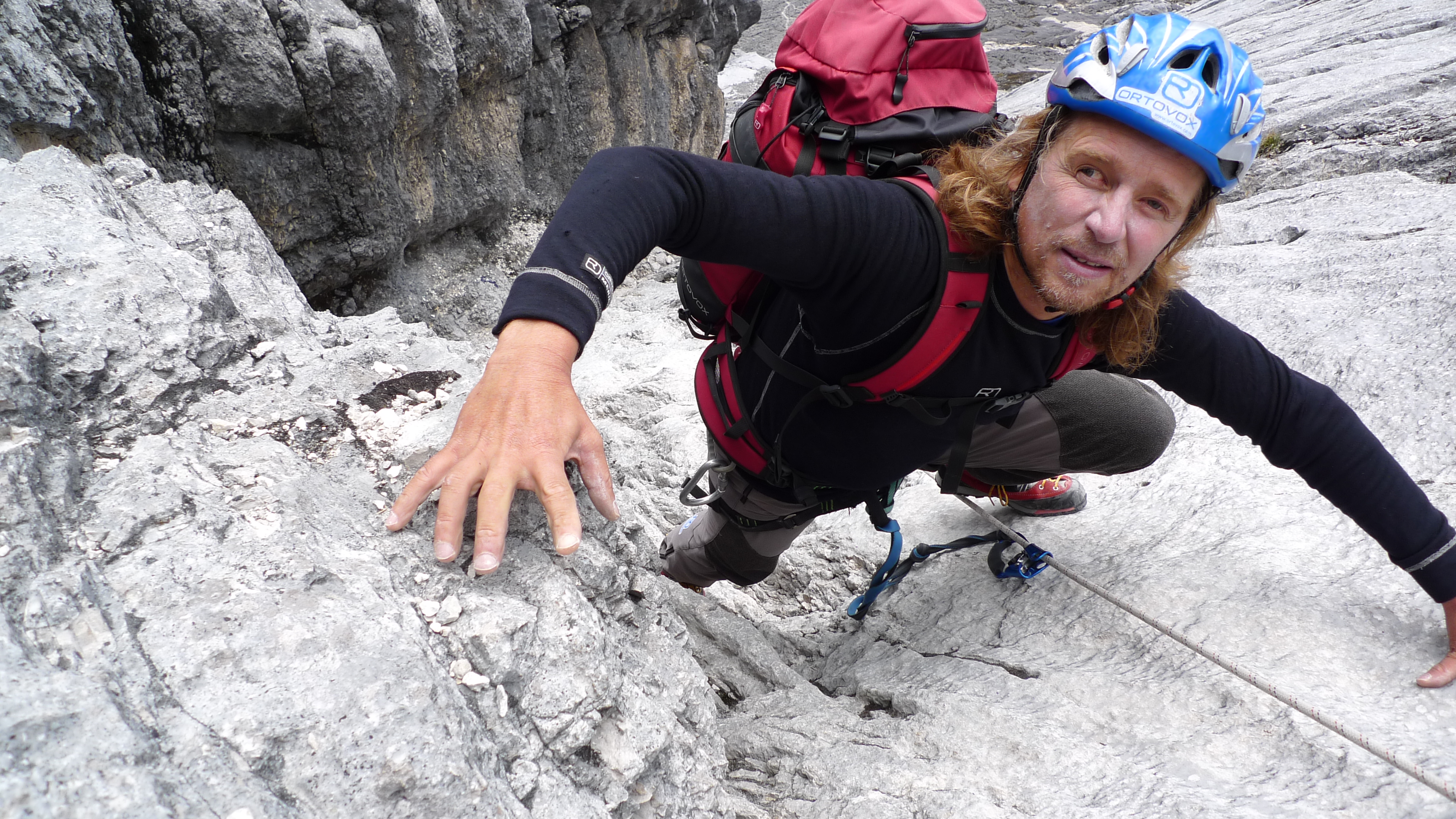 Auf dem Bild sehen Sie Andy Holzer, Blind Climber am Felsen